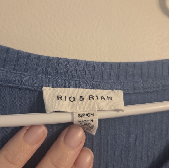 Blue V-Neck Ruffle Sleeve Top By RIO & RIAN Womens Size Small - Picture 3 of 3